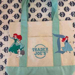 Bolsa pequena personalizada dupla face da Ariel da Disney, da Trader Joe's. imagem 5