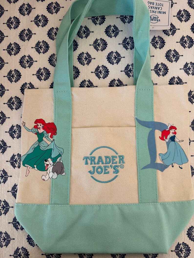 Bolsa pequena personalizada dupla face da Ariel da Disney, da Trader Joe's. imagem 5