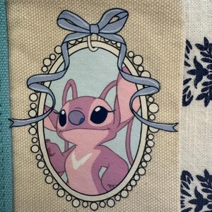 Mini bolso de mano personalizado de Disney Stitch and Friends Coquette de Trader Joe's imagen 7