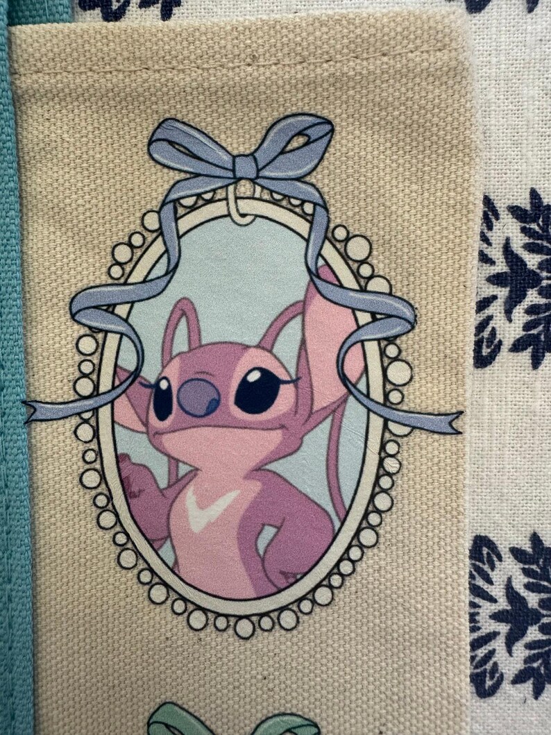 Mini bolso de mano personalizado de Disney Stitch and Friends Coquette de Trader Joe's imagen 7