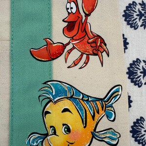 Bolsa pequena personalizada da Trader Joe's com os personagens da Ariel, Sebastião e Linguado da Disney. imagem 8