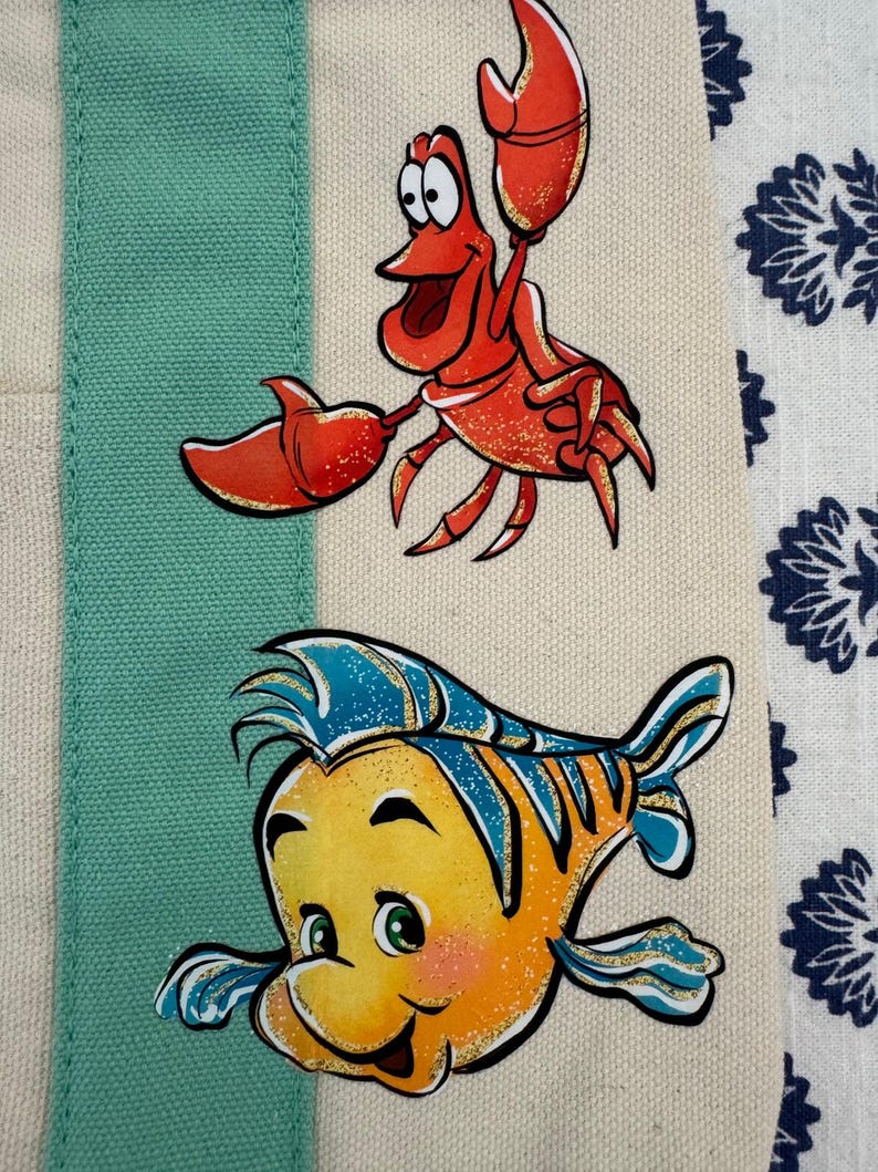 Bolsa pequena personalizada da Trader Joe's com os personagens da Ariel, Sebastião e Linguado da Disney. imagem 8
