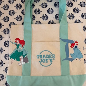 Bolsa pequena personalizada dupla face da Ariel da Disney, da Trader Joe's. imagem 1