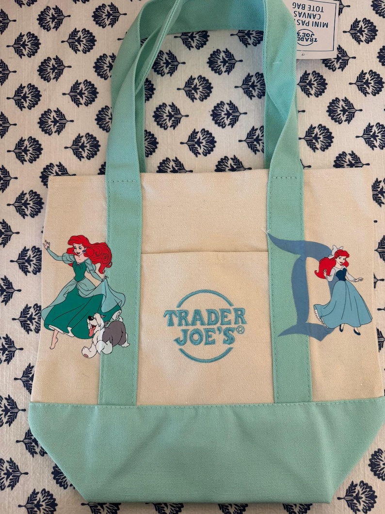 Bolsa pequena personalizada dupla face da Ariel da Disney, da Trader Joe's. imagem 1
