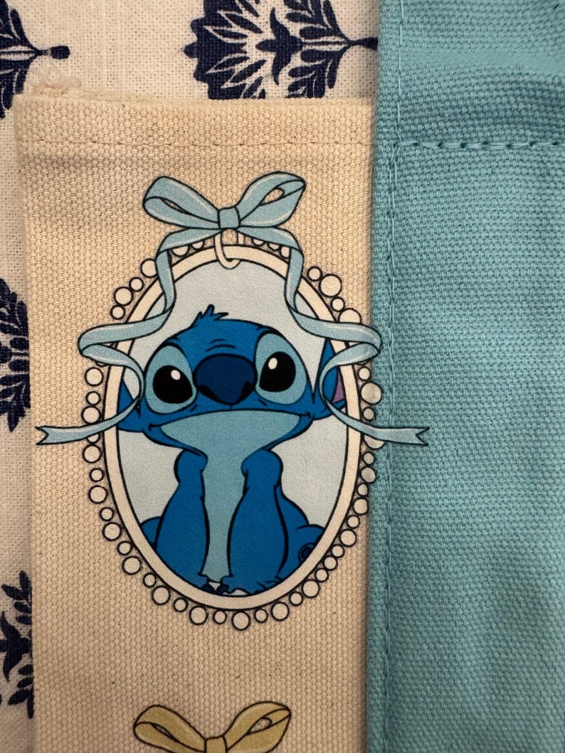 Mini bolso de mano personalizado de Disney Stitch and Friends Coquette de Trader Joe's imagen 5