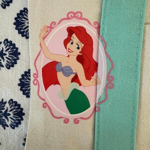 Bolsa pequena personalizada dupla face da Ariel da Disney, da Trader Joe's. imagem 10