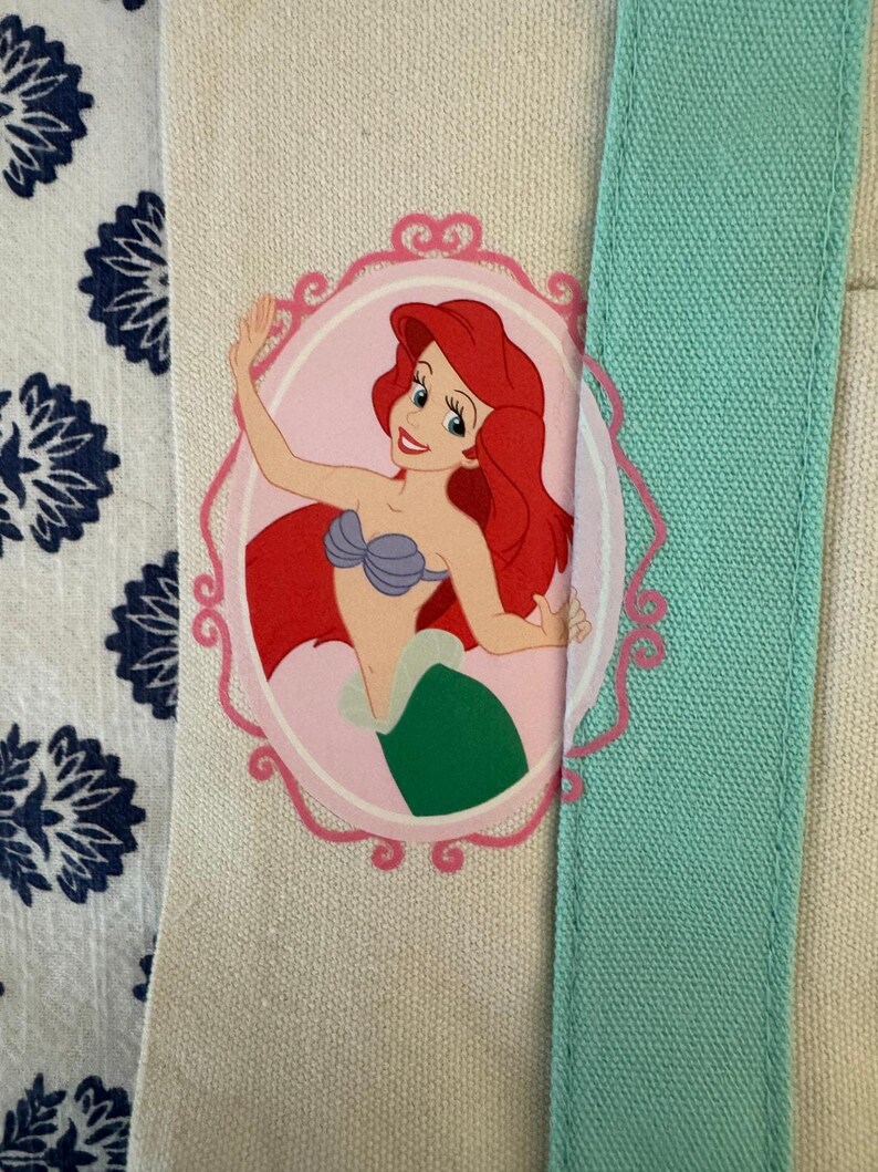 Bolsa pequena personalizada dupla face da Ariel da Disney, da Trader Joe's. imagem 10