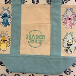 Mini bolso de mano personalizado de Disney Stitch and Friends Coquette de Trader Joe's imagen 1