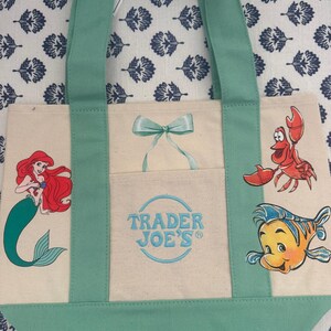 Bolsa pequena personalizada da Trader Joe's com os personagens da Ariel, Sebastião e Linguado da Disney. imagem 11