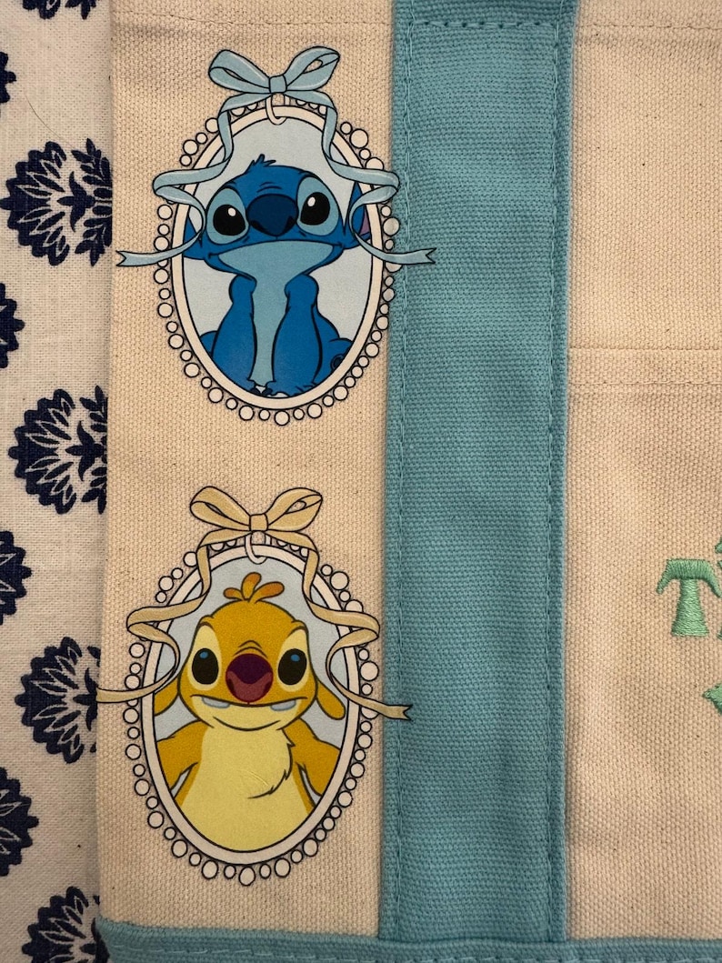 Mini bolso de mano personalizado de Disney Stitch and Friends Coquette de Trader Joe's imagen 3