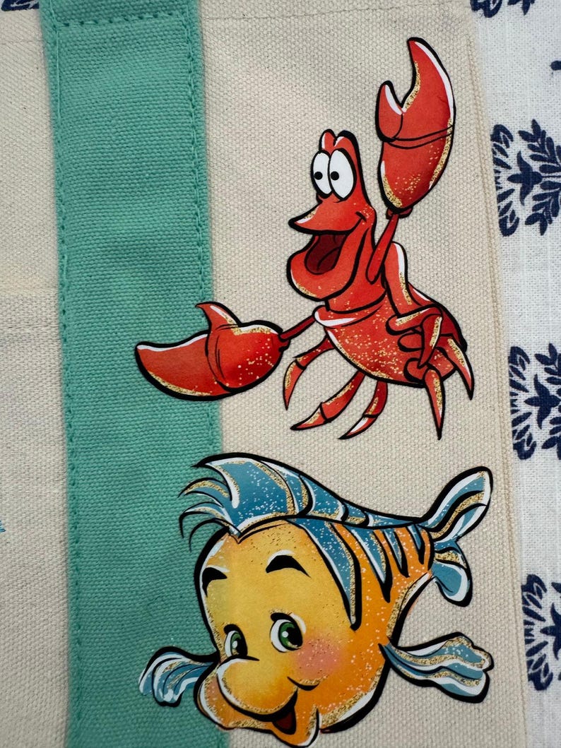 Bolsa pequena personalizada da Trader Joe's com os personagens da Ariel, Sebastião e Linguado da Disney. imagem 3