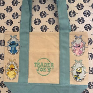 Mini bolso de mano personalizado de Disney Stitch and Friends Coquette de Trader Joe's imagen 2