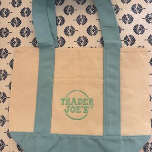 Mini bolso de mano personalizado de Disney Stitch and Friends Coquette de Trader Joe's imagen 9