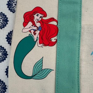 Bolsa pequena personalizada da Trader Joe's com os personagens da Ariel, Sebastião e Linguado da Disney. imagem 2