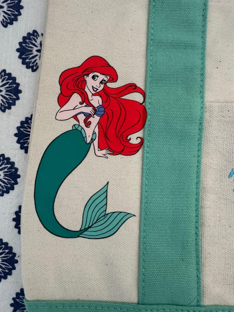 Bolsa pequena personalizada da Trader Joe's com os personagens da Ariel, Sebastião e Linguado da Disney. imagem 2