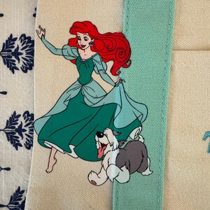 Bolsa pequena personalizada dupla face da Ariel da Disney, da Trader Joe's. imagem 4