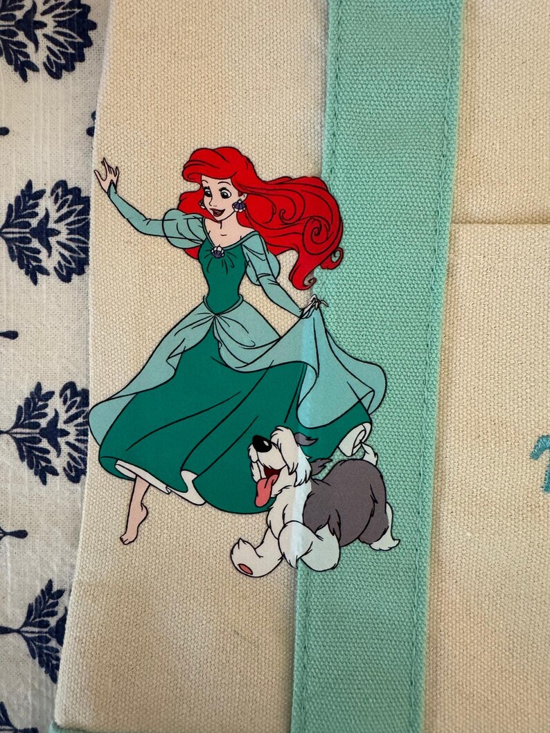 Bolsa pequena personalizada dupla face da Ariel da Disney, da Trader Joe's. imagem 4