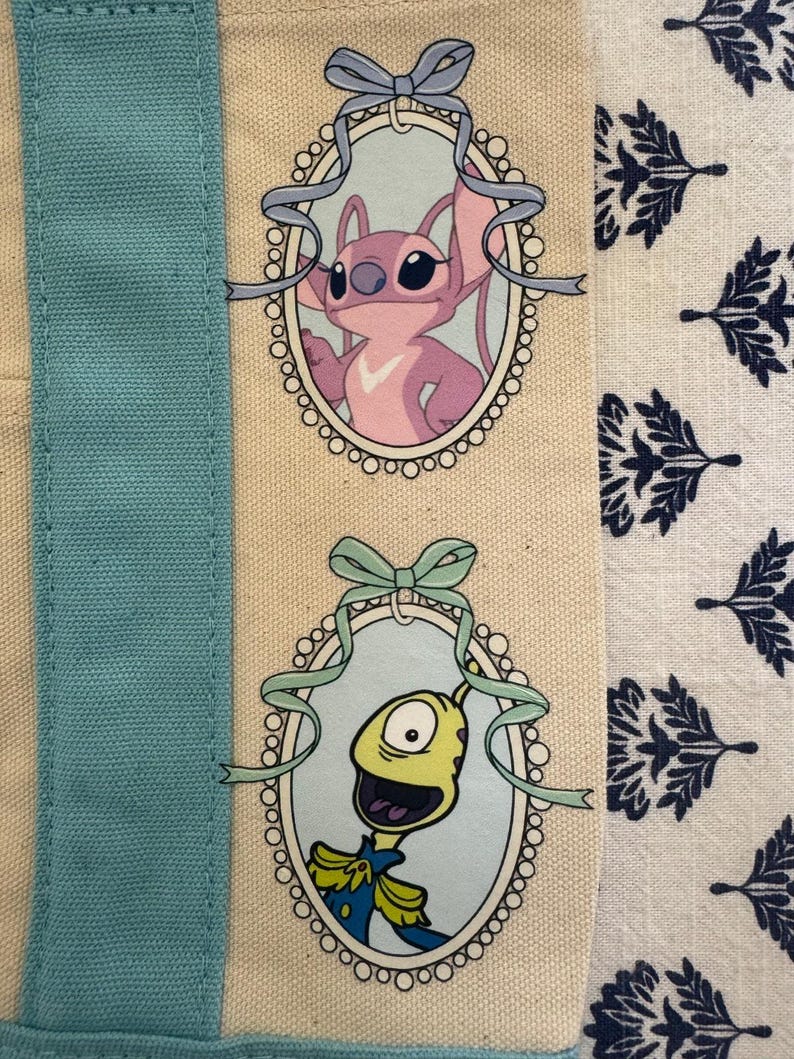 Mini bolso de mano personalizado de Disney Stitch and Friends Coquette de Trader Joe's imagen 4