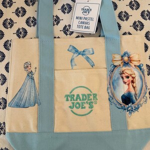 Minibolso personalizado de doble cara de Disney Frozen de Trader Joe's imagen 2