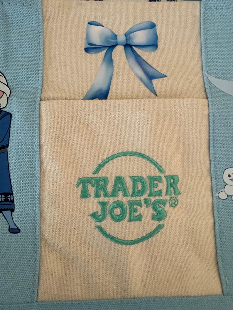 Minibolso personalizado de doble cara de Disney Frozen de Trader Joe's imagen 8