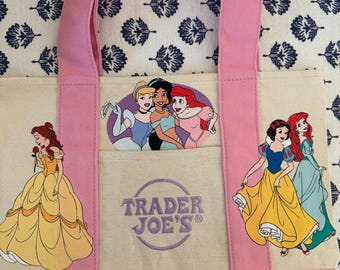 Mini bolso de mano personalizado de Trader Joe's de la Princesa Disney en color rosa.