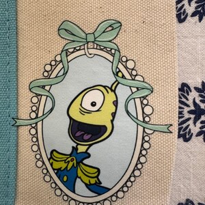 Mini bolso de mano personalizado de Disney Stitch and Friends Coquette de Trader Joe's imagen 8