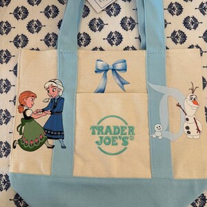 Minibolso personalizado de doble cara de Disney Frozen de Trader Joe's imagen 3