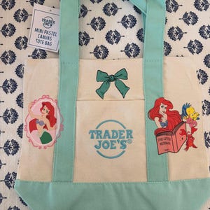Bolsa pequena personalizada dupla face da Ariel da Disney, da Trader Joe's. imagem 2