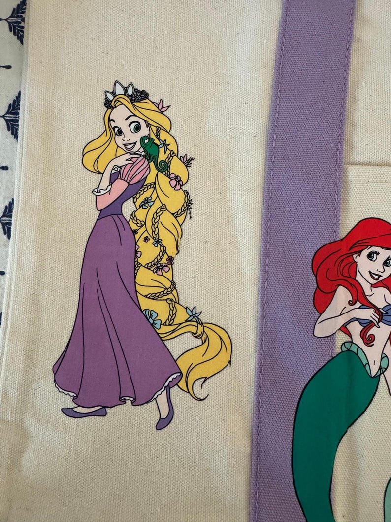 Disney Prinzessin Custom Made Trader Joes Large Purple Tote Belle, Ariel, Rapunzel Bild 3