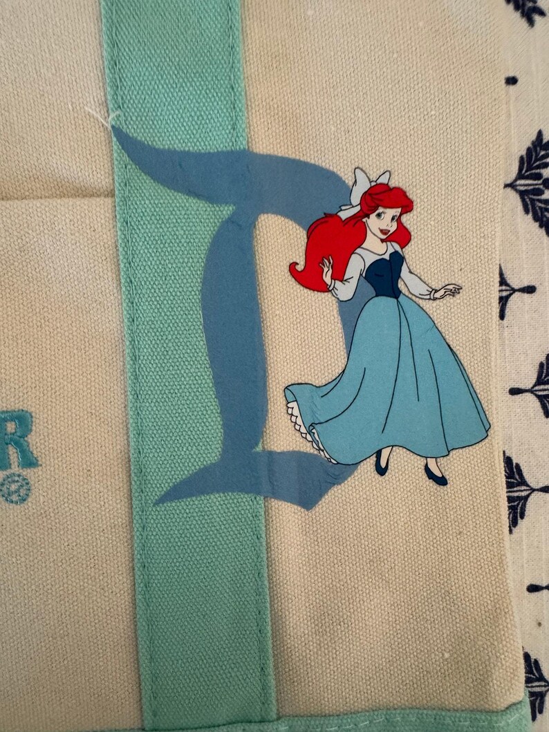 Bolsa pequena personalizada dupla face da Ariel da Disney, da Trader Joe's. imagem 3