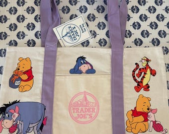 Mini sacola personalizada grande da Trader Joe's com os personagens Disney Winnie Pooh, Tigrão, Bisonho e Leitão.