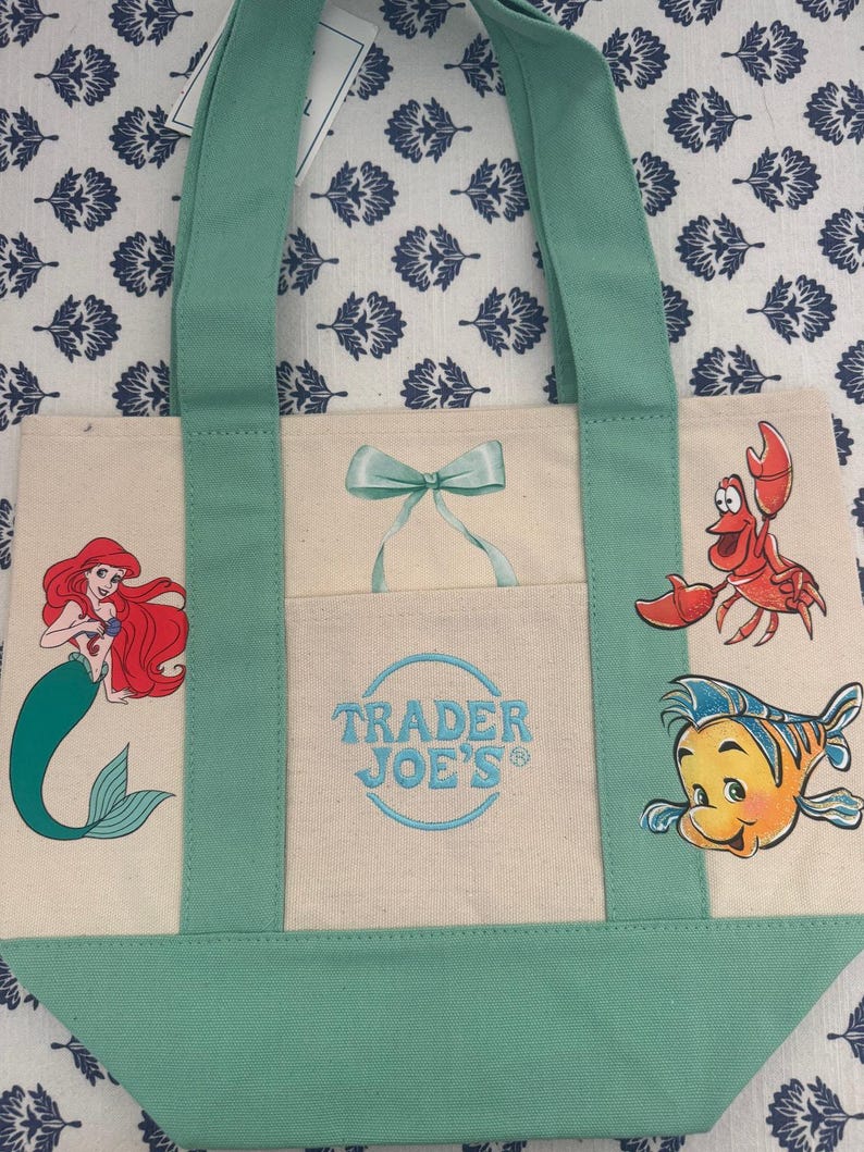 Bolsa pequena personalizada da Trader Joe's com os personagens da Ariel, Sebastião e Linguado da Disney. imagem 4