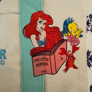 Bolsa pequena personalizada dupla face da Ariel da Disney, da Trader Joe's. imagem 9