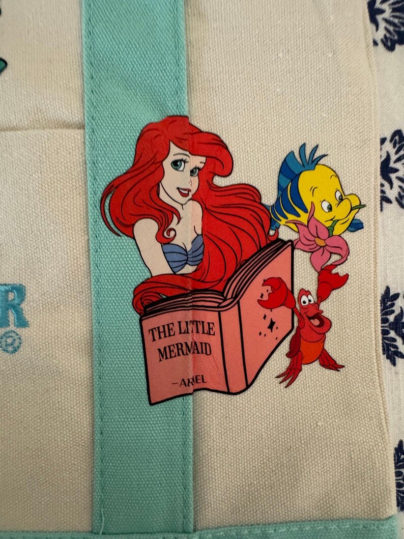 Bolsa pequena personalizada dupla face da Ariel da Disney, da Trader Joe's. imagem 9