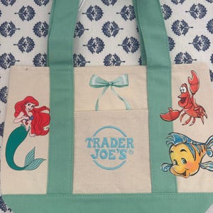 Bolsa pequena personalizada da Trader Joe's com os personagens da Ariel, Sebastião e Linguado da Disney. imagem 6