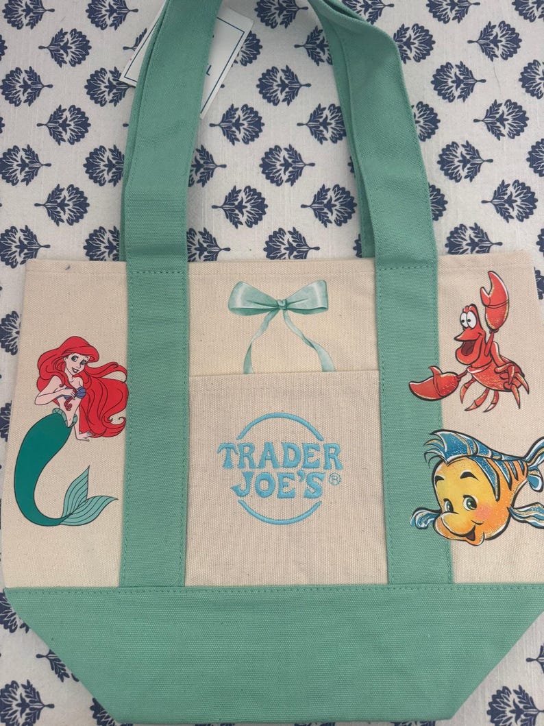 Bolsa pequena personalizada da Trader Joe's com os personagens da Ariel, Sebastião e Linguado da Disney. imagem 6