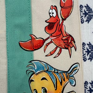 Bolsa pequena personalizada da Trader Joe's com os personagens da Ariel, Sebastião e Linguado da Disney. imagem 5