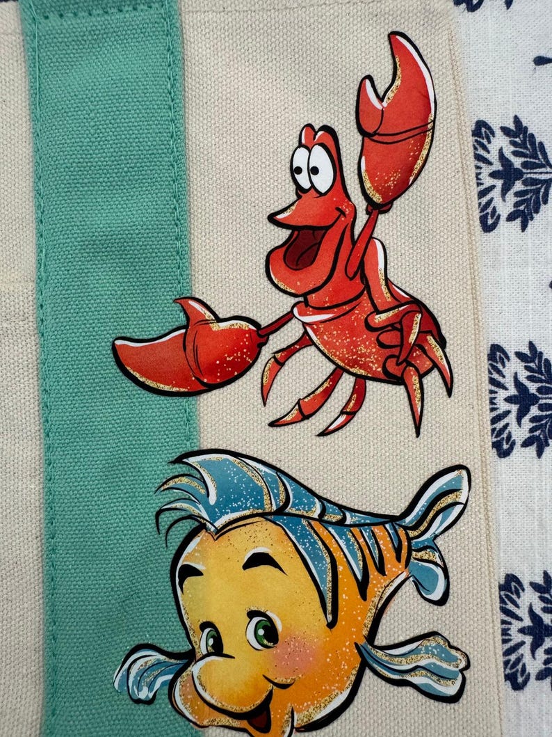 Bolsa pequena personalizada da Trader Joe's com os personagens da Ariel, Sebastião e Linguado da Disney. imagem 5