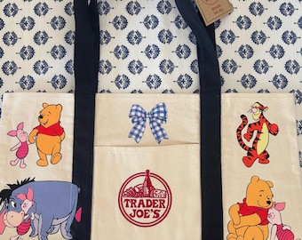 Mini sacola personalizada grande da Trader Joe's com os personagens Disney Winnie Pooh, Tigrão, Bisonho e Leitão.