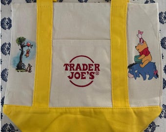 Mini bolso de mano personalizado de Trader Joe's con diseño de Winnie the Pooh de Disney.