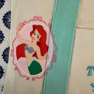 Bolsa pequena personalizada dupla face da Ariel da Disney, da Trader Joe's. imagem 6