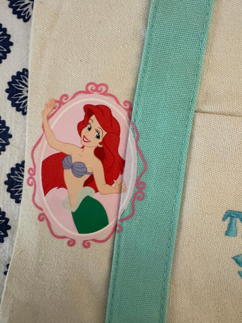 Bolsa pequena personalizada dupla face da Ariel da Disney, da Trader Joe's. imagem 6