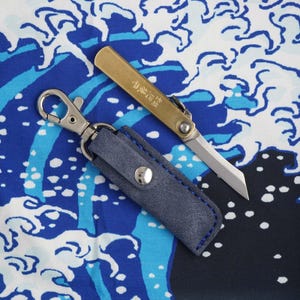Piccolo coltello pieghevole Higonokami con fodero blu 4 cm