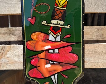 MATURE Playboy Playmate Dolch Herzen Gemälde, traditioneller Tattoo-Stil, handbemaltes Holzschild, mit Harzbeschichtung, ca 40 x 20 cm