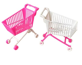 Puede incluir: Dos carritos de la compra en miniatura, uno rosa y otro blanco, con cuatro ruedas cada uno. Los carritos son de plástico y tienen un diseño de cesta.