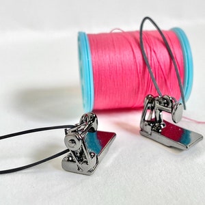 Realistische Nähmaschine Ohrringe, 3D Nähmaschine Ohrringe, Näherin Ohrringe, Geschenk für Sewist, Quilter, Näherin, Schneiderin, Schneiderin
