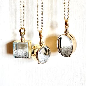 Collar con medallón de vidrio biselado: recuerdo de latón dorado