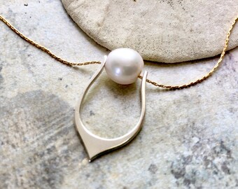 Lotus Pearl Necklace, Petal and Pearl necklace, bridal necklace, June birthstone, Gift for mom, Mother's Day necklace, simple pearl necklace