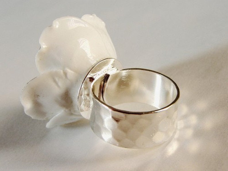 White poppy statement ring, vintage white flower porcelain cocktail ring, snow white statement jewelry image 4