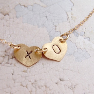 XO Halskette, personalisierter Schmuck, XOXO Charme, ursprüngliche Halskette, Initialen Halskette für Paare, zwei Initialen Herzschmuck, Herzgeschenk für sie